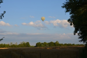 La montgolfière s'éloigne au dessus du Rhône