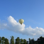La montgolfière au loin dans le ciel