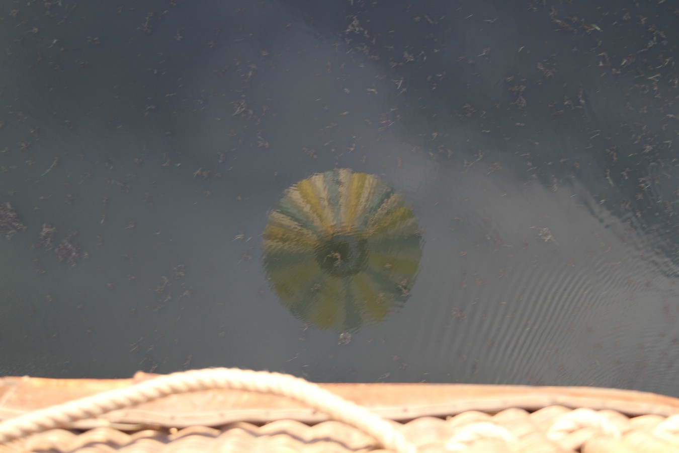 Reflet de la montgolfière dans l'eau