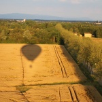 ombre de la montgolfière sur un champ